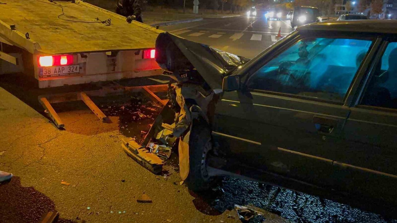 KAYSERİ’NİN MELİKGAZİ İLÇESİNDE BİR OTOMOBİL KAVŞAKTA BAŞKA BİR OTOMOBİLE ÇARPTIKTAN SONRA KARŞI...