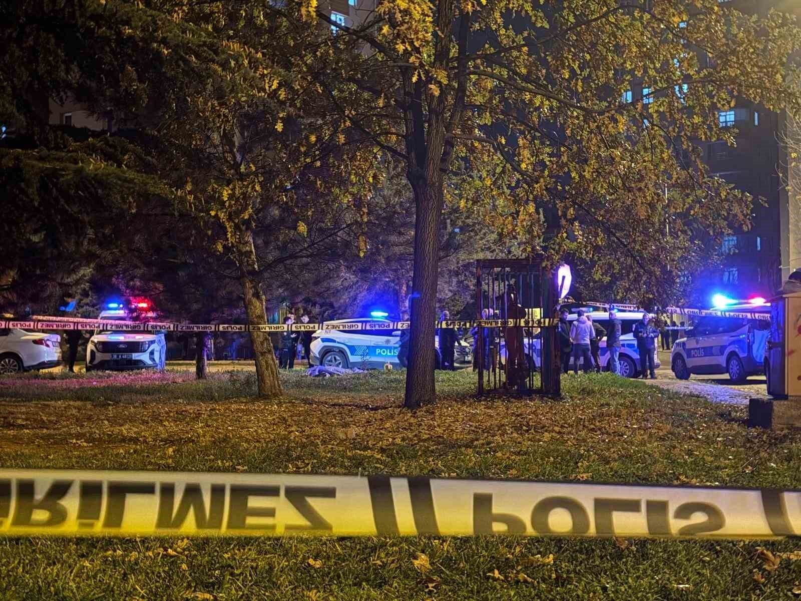 KAYSERİ’NİN MELİKGAZİ İLÇESİNDE KONUŞMAK İÇİN ÇAĞIRDIĞI BOŞANMA AŞAMASINDAKİ EŞİNİ SOKAK ORTASINDA...