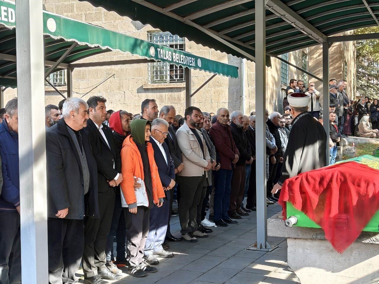 KAYSERİ’NİN MELİKGAZİ İLÇESİNDE SOKAK ORTASINDA TÜFEKLE VURULARAK HAYATINI KAYBEDEN KADIN TOPRAĞA...