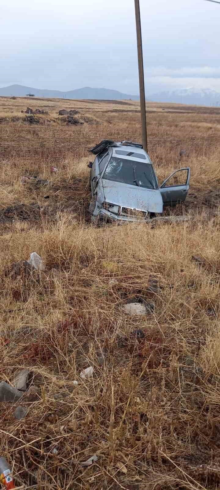 KAYSERİ’NİN TOMARZA İLÇESİNDE SÜRÜCÜSÜNÜN DİREKSİYON HAKİMİYETİNİ KAYBETMESİ SONUCU OTOMOBİLİN...