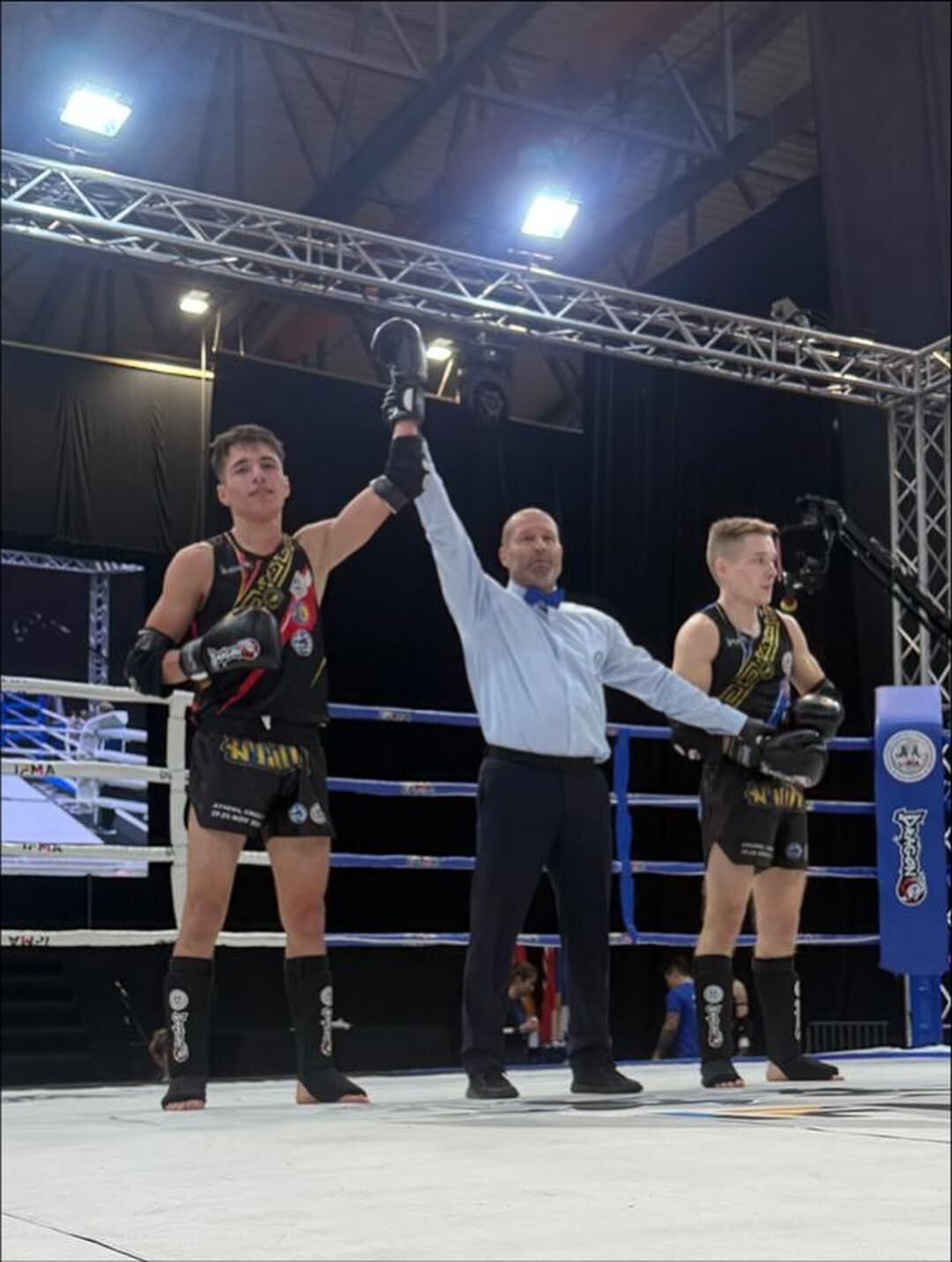 KAYSERİLİ GENÇ SPORCU UTKU METE YAĞCI, YUNANİSTAN’DA YAPILAN BÜYÜKLER MUAYTHAİ AVRUPA...