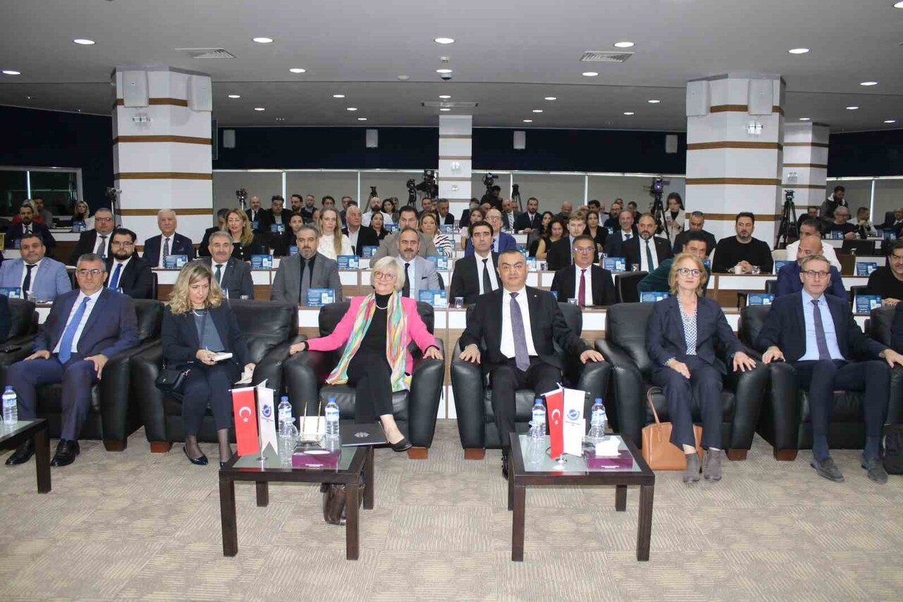 KAYSO KONFERANS SALONU'NDA; ALMANYA FEDERAL CUMHURİYETİ BÜYÜKELÇİSİ SİBYLLE KATHARİNA SORG'UN...