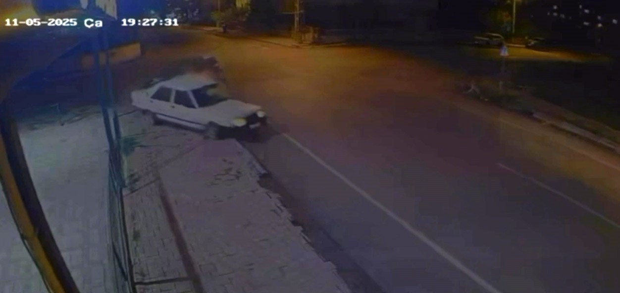 KAZA ANI, ÇEVREDEKİ BİR İŞ YERİNİN GÜVENLİK KAMERASINA YANSIDI.