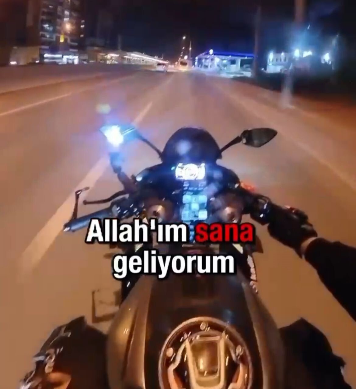 KAZA ANI MOTOSİKLETLİNİN KASK KAMERASINA SANİYE SANİYE YANSIRKEN, SÜRÜCÜNÜN ÇARPMADAN HEMEN ÖNCE...