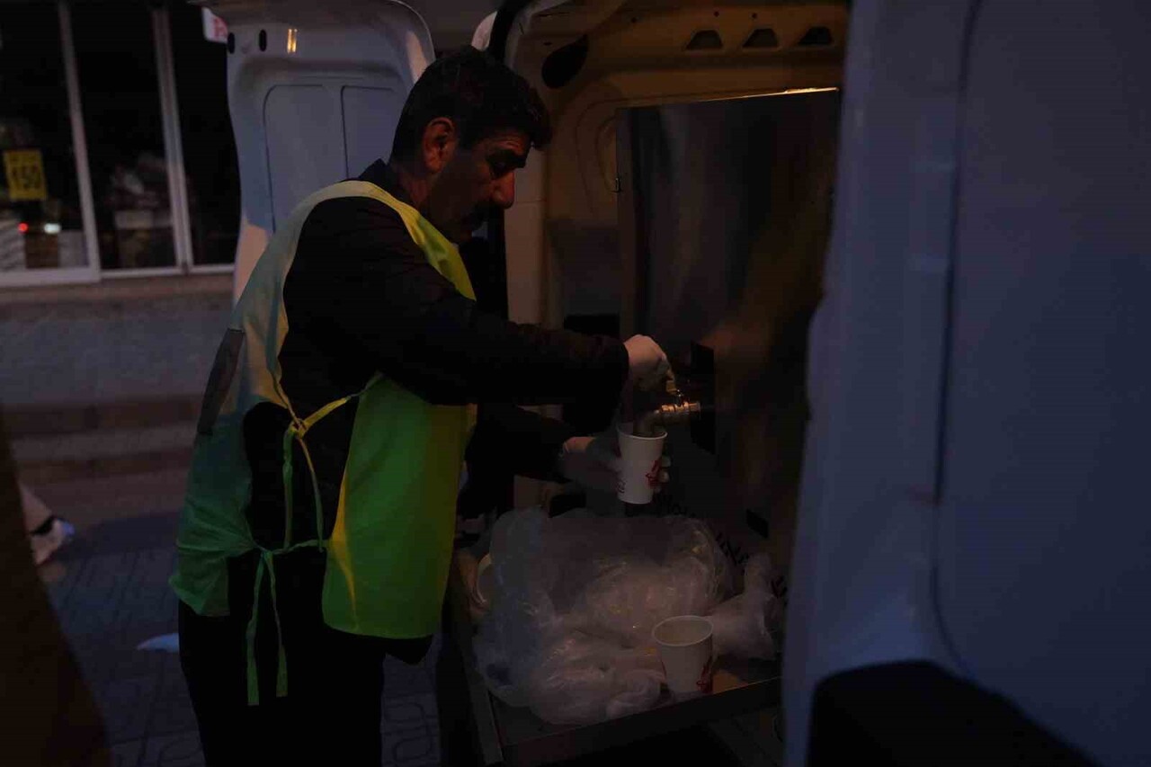 KEÇİÖREN BELEDİYESİ TARAFINDAN SABAH ERKEN SAATLERDE SICAK ÇORBA İKRAM EDİLİYOR.