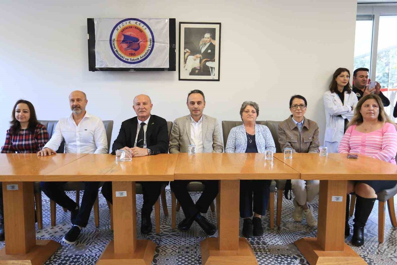 KEPEZ BELEDİYESİ ŞEFKAT VE HUZUREVİ’Nİ ZİYARET EDEN PİRİ REİS ORTAOKULU ÖĞRENCİ VE ÖĞRETMENLERİ...