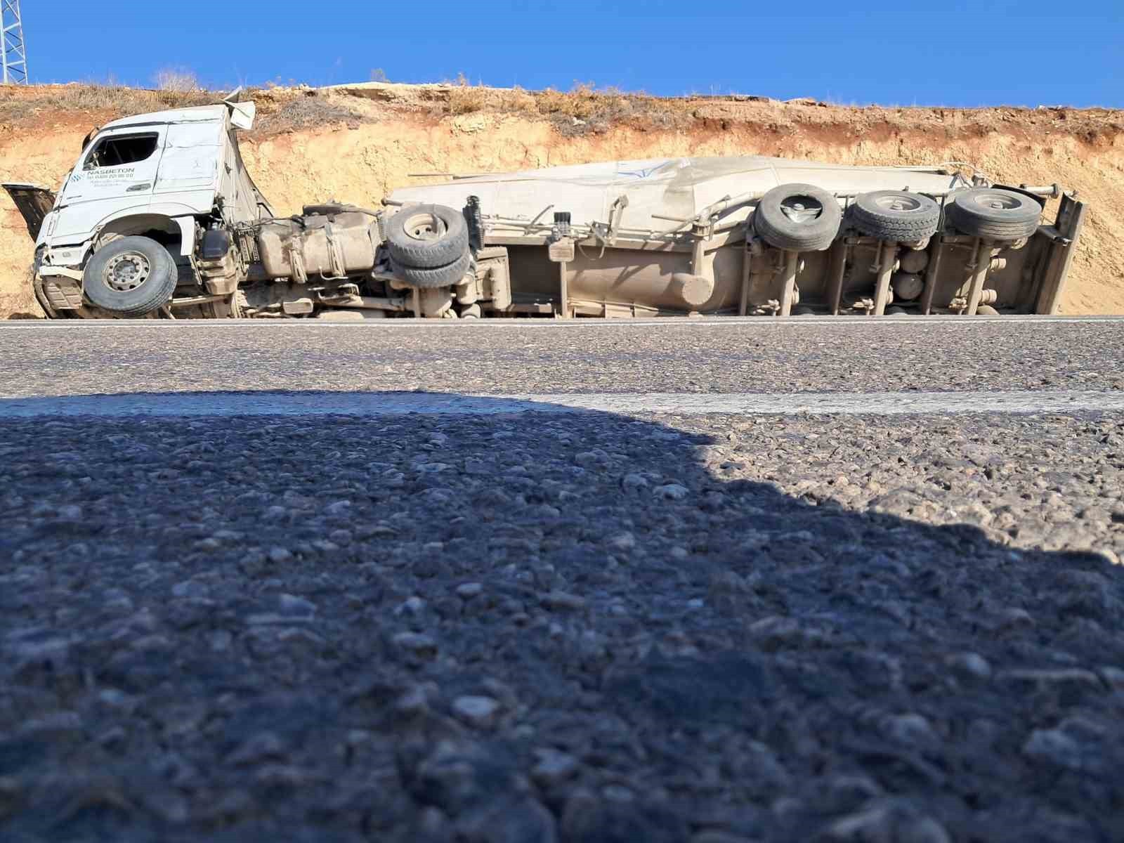 KİLİS-HATAY KARA YOLUNUN 20’NCİ KİLOMETRESİNDE KAMYON, TIR VE BETON MİKSERİNİN KARIŞTIĞI KAZADA...
