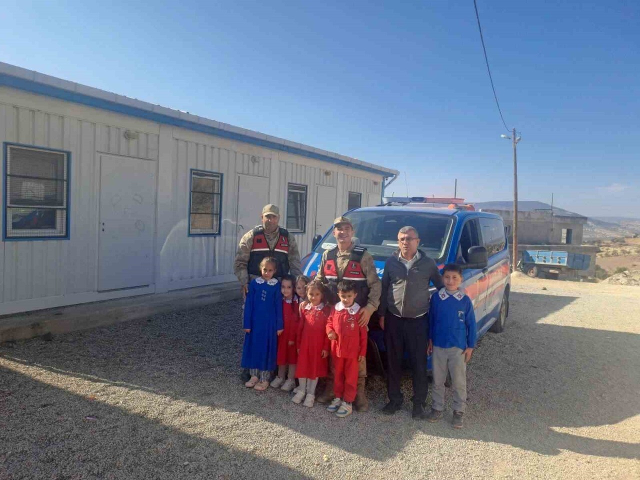 KİLİS’TE OKUL ÖNLERİ VE ÇEVRESİNDE GÜVENLİK VE TRAFİK TEDBİRLERİ ALINDI