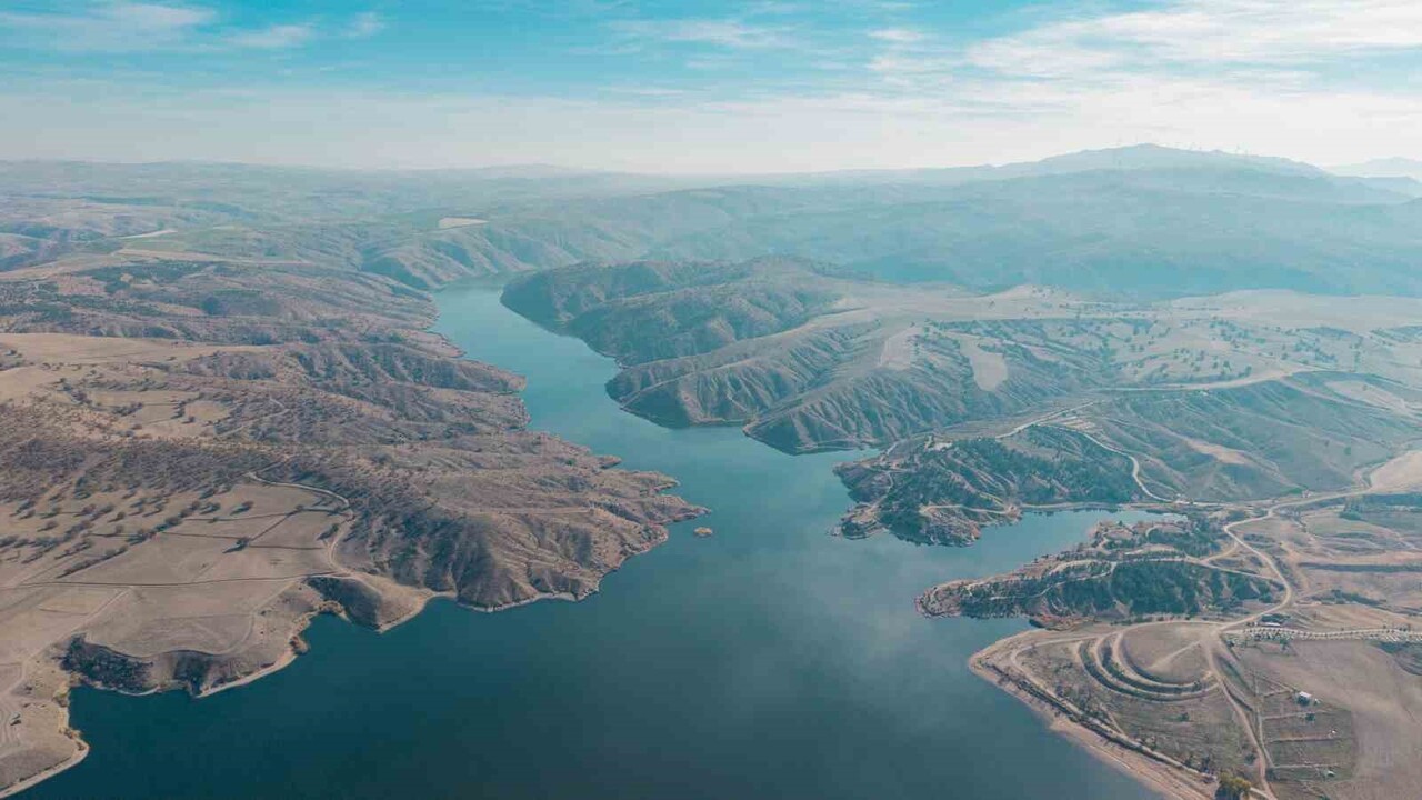 KIRIKKALE'DE, KIZILIRMAK’IN BESLEDİĞİ KAPULUKAYA BARAJI’NDA KIVRIMLI KIYI HATLARI VE GENİŞ SU...