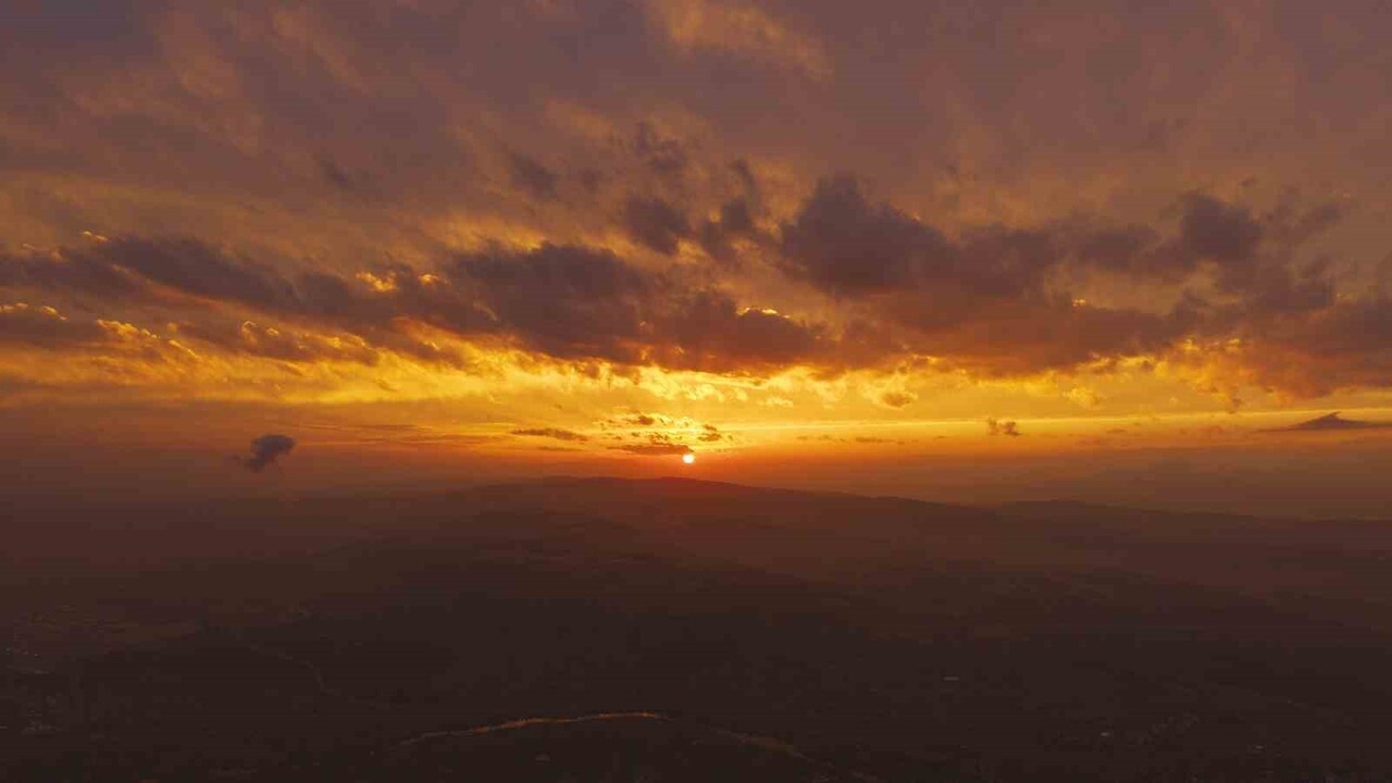 KIRIKKALE’DE GÜN BATIMINDA GÜNEŞİN UFUKTA OLUŞTURDUĞU TURUNCU IŞIKLAR, DAĞLARIN VE BULUTLARIN...