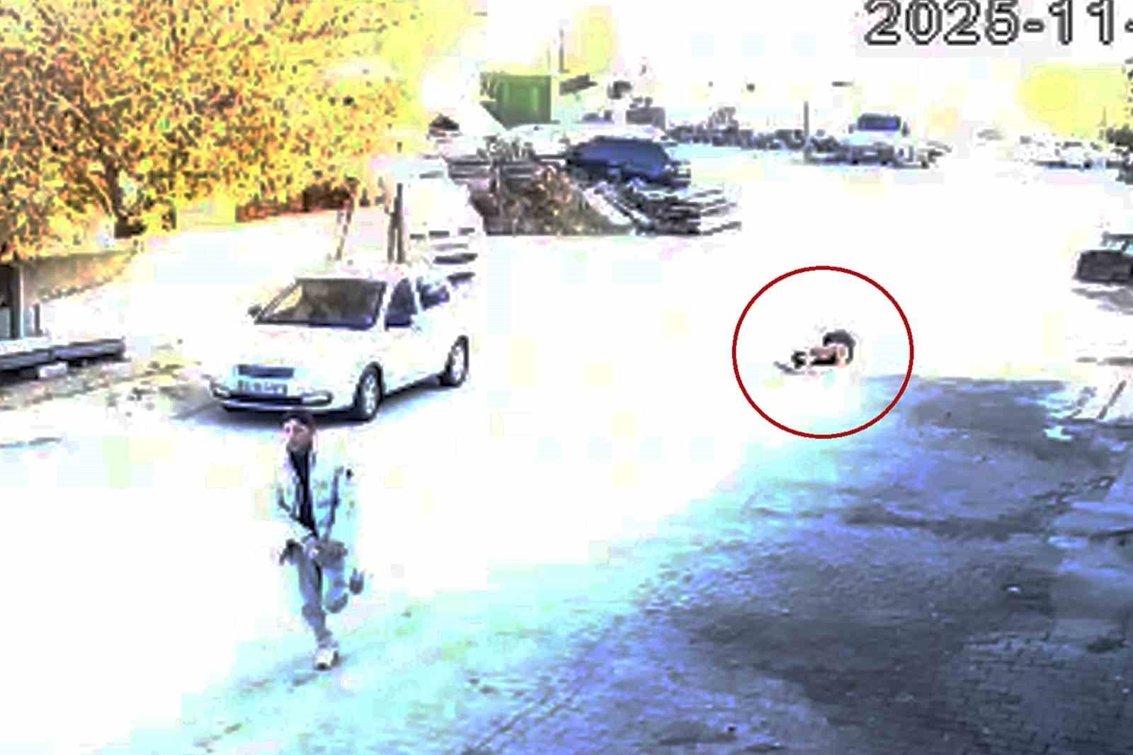 KIRIKKALE’DE "ÇAKMAK" BAHANESİYLE YAKLAŞARAK BİR GENCİ BAŞ BÖLGESİNDEN BIÇAKLA YARALAYAN ŞÜPHELİ...