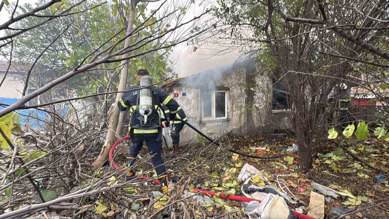 KIRKLARELİ'NİN LÜLEBURGAZ İLÇESİNDE METRUK BİR BİNADA ÇIKAN YANGIN, İTFAİYE EKİPLERİNCE...