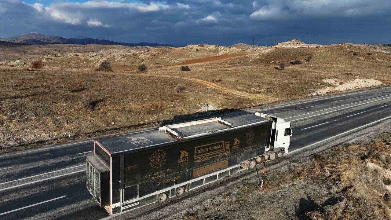 KIRSALDA YAŞAYAN ÇOCUKLARA SİNEMA KEYFİ YAŞATMAK İÇİN HAYATA GEÇİRİLEN GEZEN SİNEMA TIRI, SİVAS’IN...