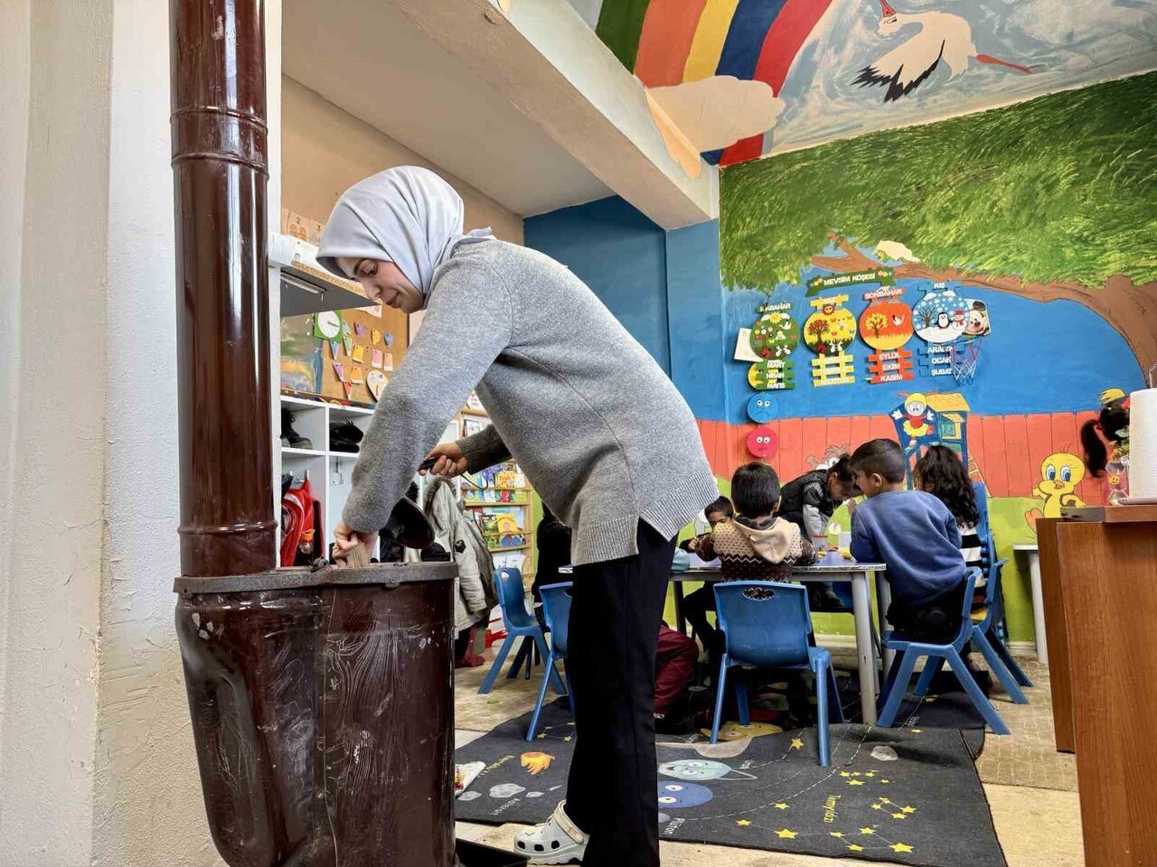 KIRSALIN DÖRT MELEK ÖĞRETMENİ, KÖY ÇOCUKLARININ GELECEĞİNİ OMUZLARINDA TAŞIYOR