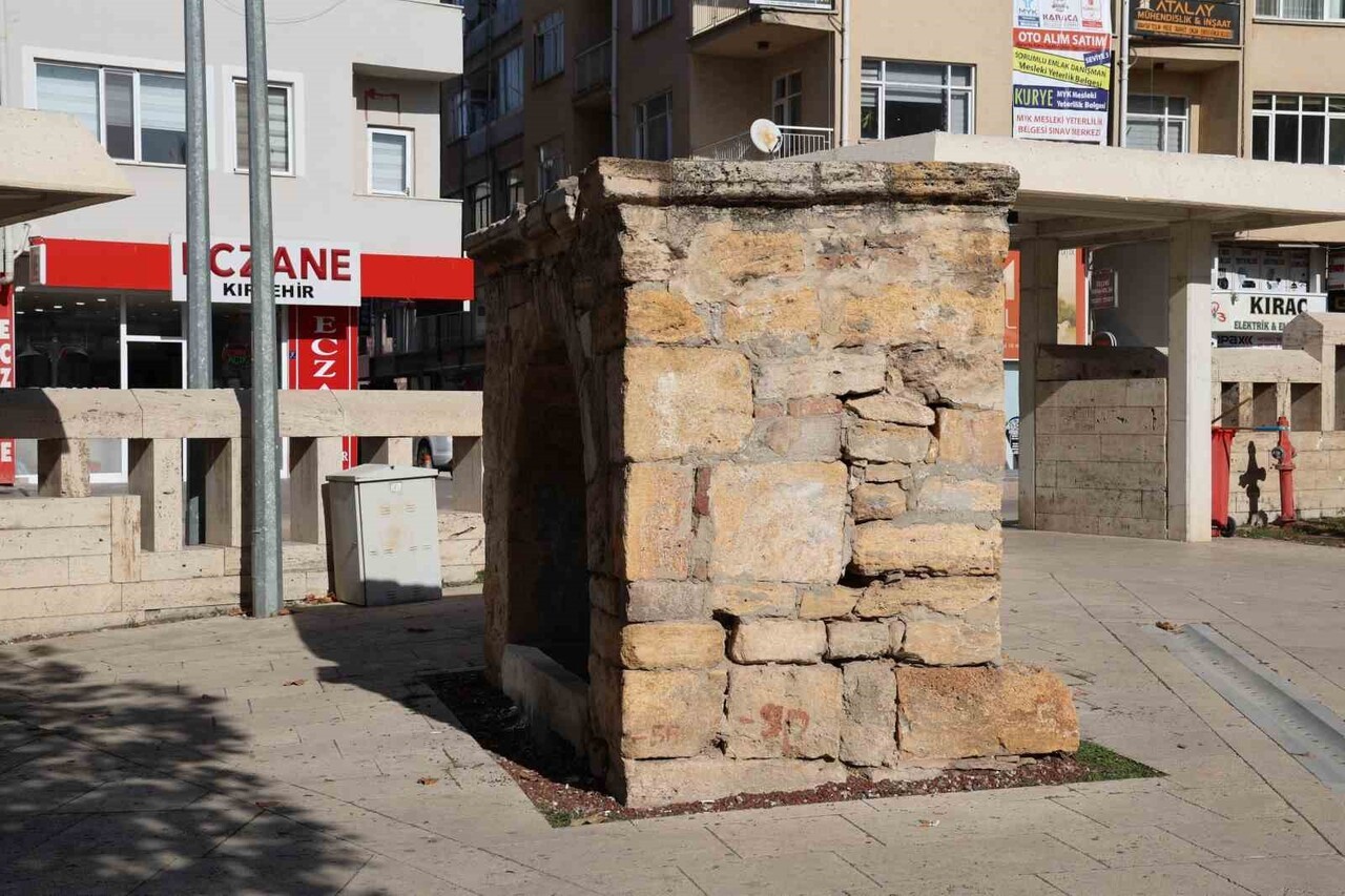 KIRŞEHİR’DE AHİ EVRAN KÜLLİYESİ İÇERİSİNDE YER ALAN TARİHİ ÇEŞMENİN BAKIMSIZLIĞINA DİKKAT ÇEKMEK...