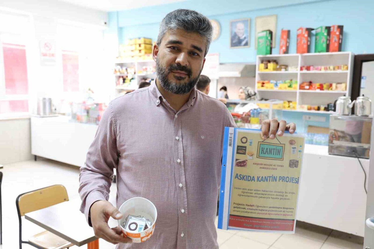 KIRŞEHİR’DE BAŞLATILAN "ASKIDA KANTİN" PROJESİYLE, İHTİYAÇ SAHİBİ ÖĞRENCİLERİN YANI SIRA AKADEMİK...