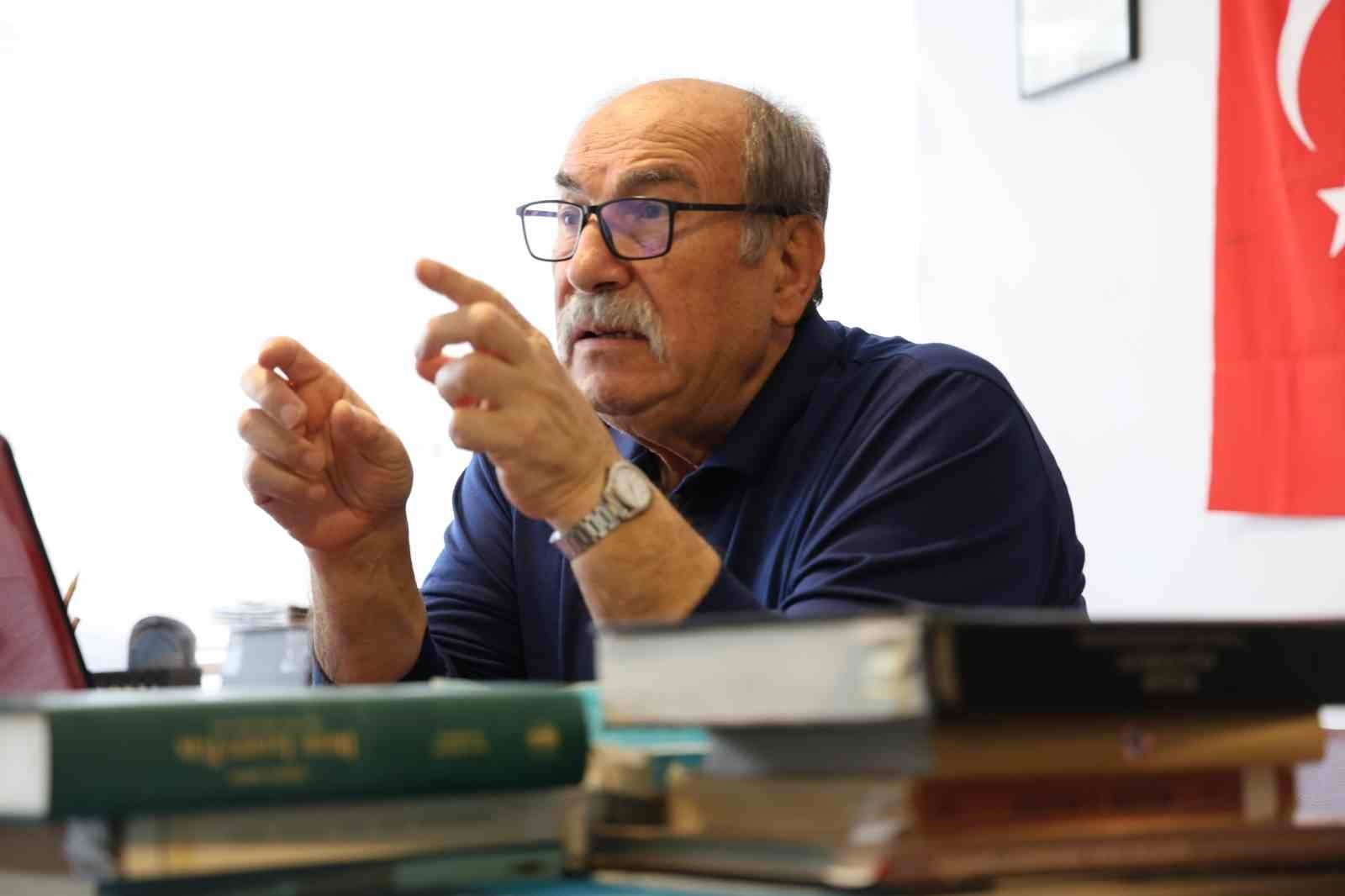 KIRŞEHİR’DE EMEKLİ ÖĞRETİM GÖREVLİSİ MAHMUT SEYFELİ, 48 YILDIR SÜRDÜRDÜĞÜ HALK EDEBİYATI, FOLKLOR...