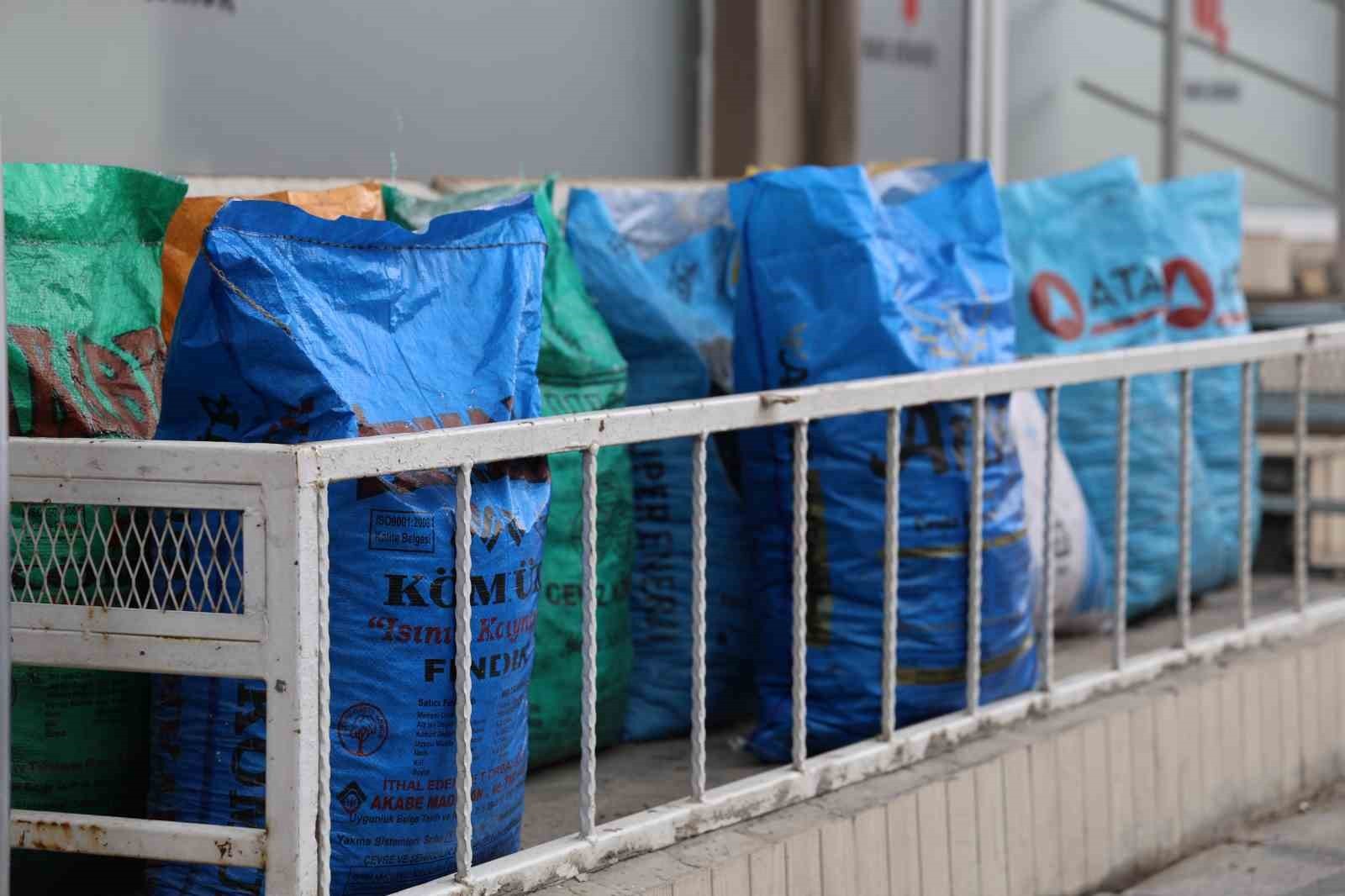 KIRŞEHİR’DE HAVALARIN SOĞUMAYA BAŞLAMASIYLA KÖMÜR SATIŞLARINDA GÖZLE GÖRÜLÜR ARTIŞ YAŞANDI. KENT...