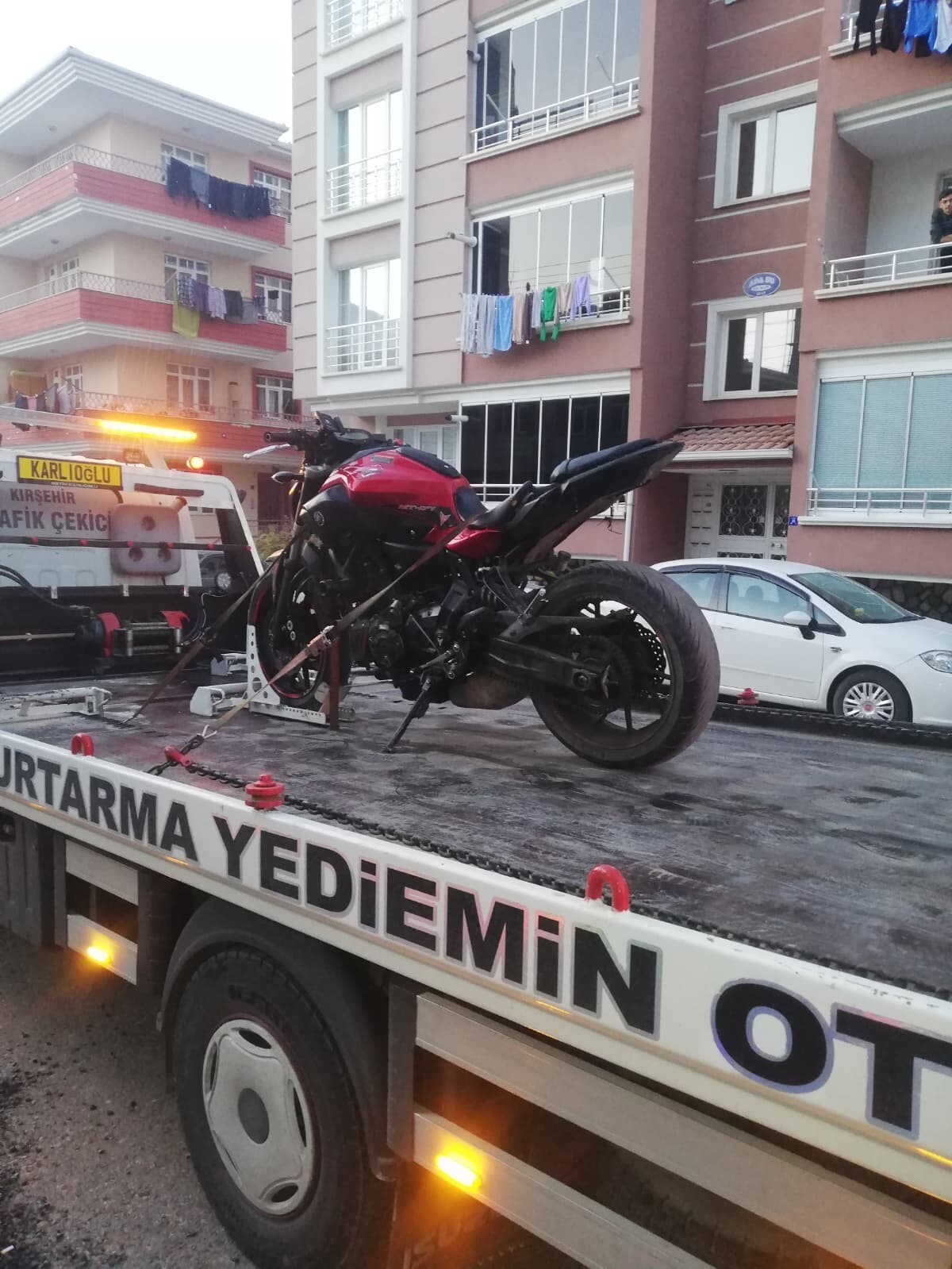 KIRŞEHİR’DE TRAFİĞİ TEHLİKEYE DÜŞÜREN MOTOSİKLET SÜRÜCÜSÜNE TOPLAM 61 BİN 215 LİRA İDARİ PARA...