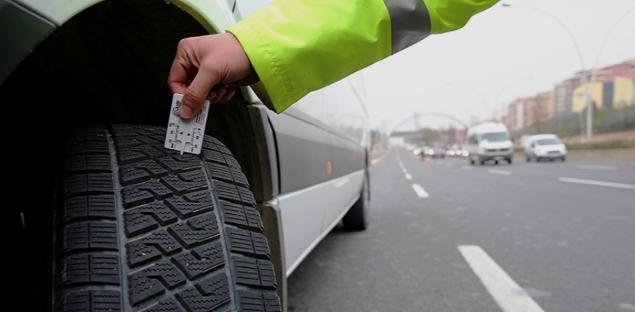 Kış Lastiği Zorunluluğu 15 Kasım'da Başladı: Ceza 5 bin 856 TL, Süre 15 Nisan'a Uzadı