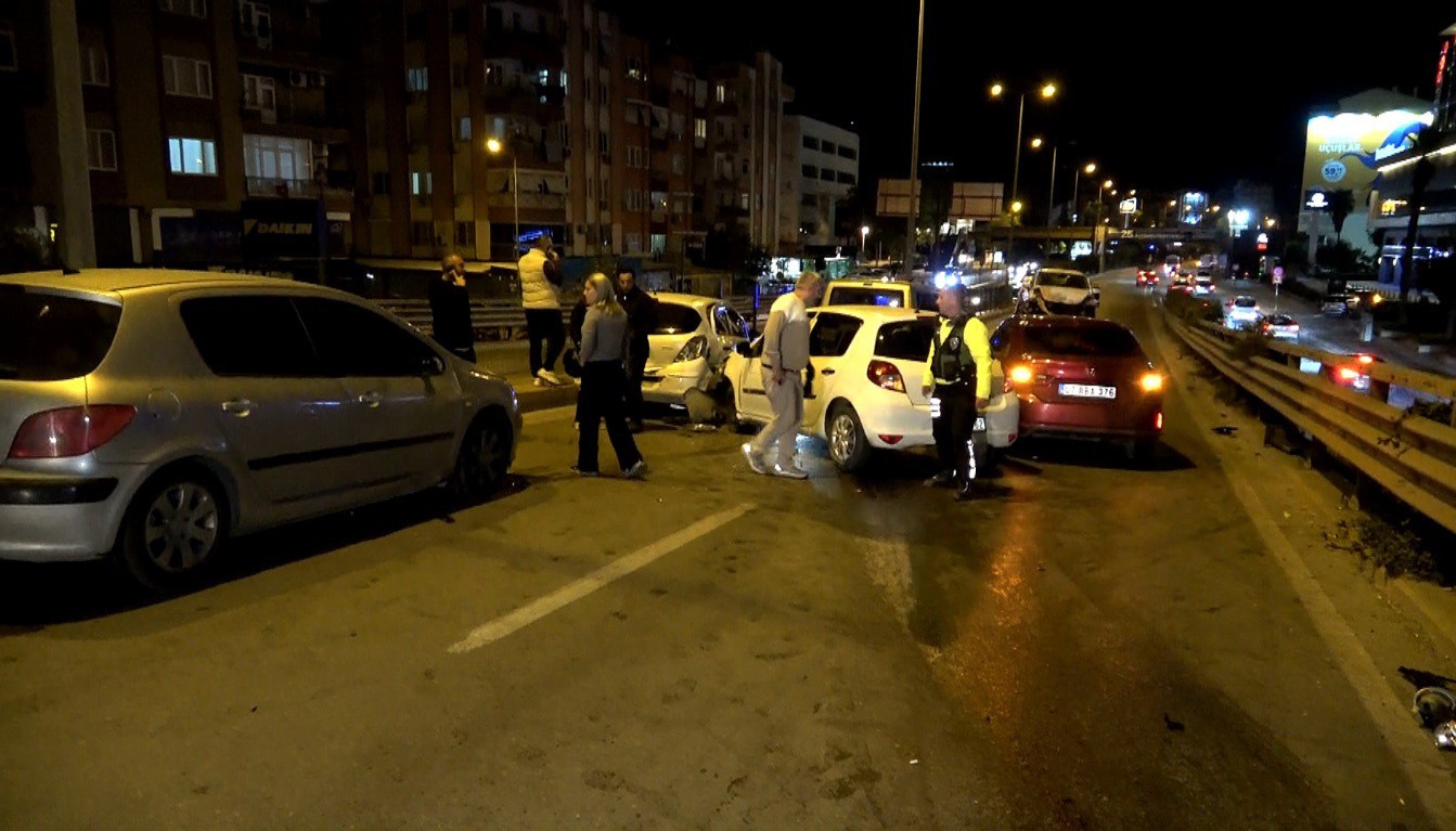 KIZILIRMAK CADDESİ’NDEN ADNAN MENDERES BULVARI’NA ÇIKAN OTOMOBİLİN KONTROLDEN ÇIKMASI ZİNCİRLEME...