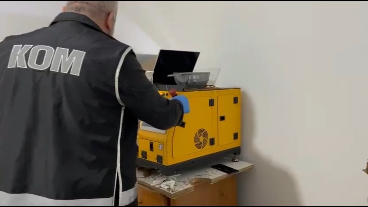 KOCAELİ'DE BİR DAİREYE BASKIN YAPAN EKİPLER, KAÇAK SİGARA İMALATHANESİ İLE KARŞILAŞTI. YAPILAN...