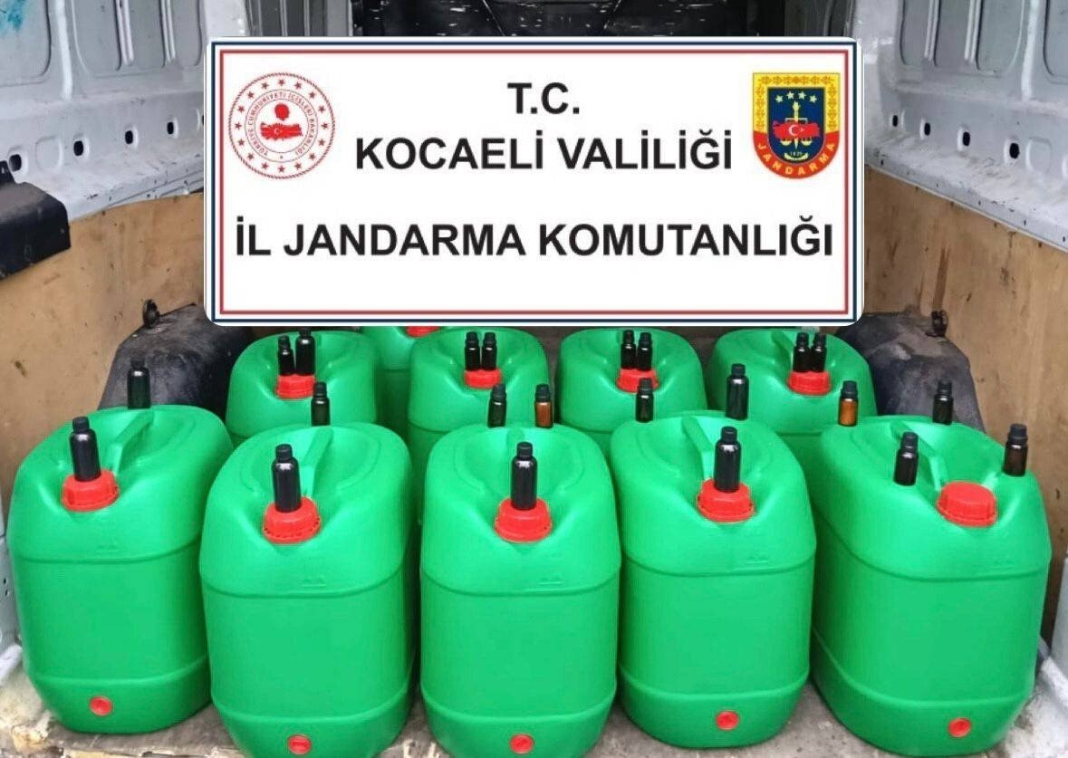 KOCAELİ'DE DURDURULAN BİR ARAÇTA YAPILAN ARAMADA 400 LİTRE SAHTE ALKOL İLE İÇKİ YAPIMINDA...