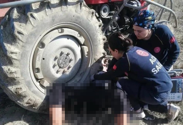 KOCAELİ'DE TRAKTÖRÜN ALTINDA KALAN YAŞLI ADAM HAYATINI KAYBETTİ