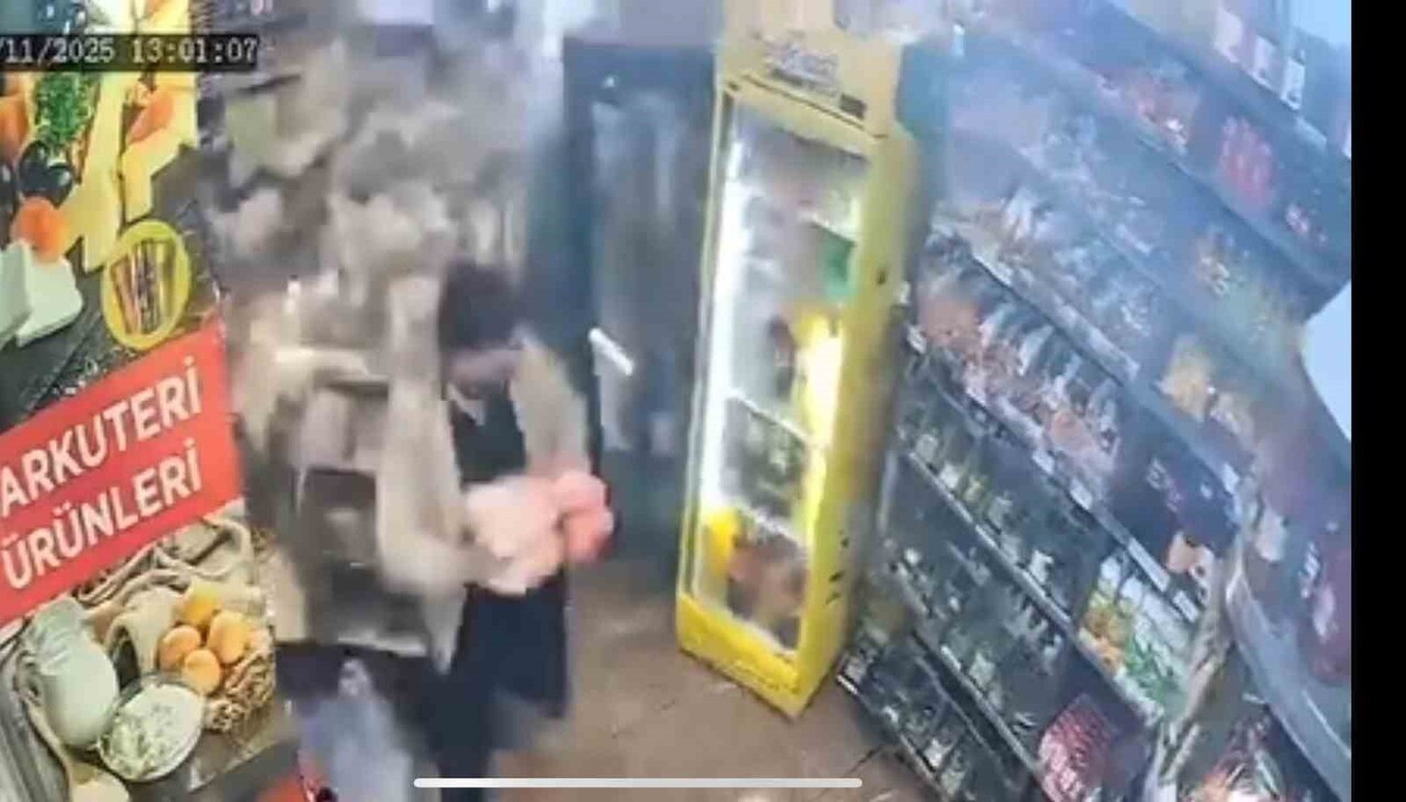 KOCAELİ'NİN ÇAYIROVA İLÇESİNDE KONTROLDEN ÇIKAN SUV TİPİ ARAÇ, CADDE ÜZERİNDEKİ ŞARKÜTERİYE DALDI....