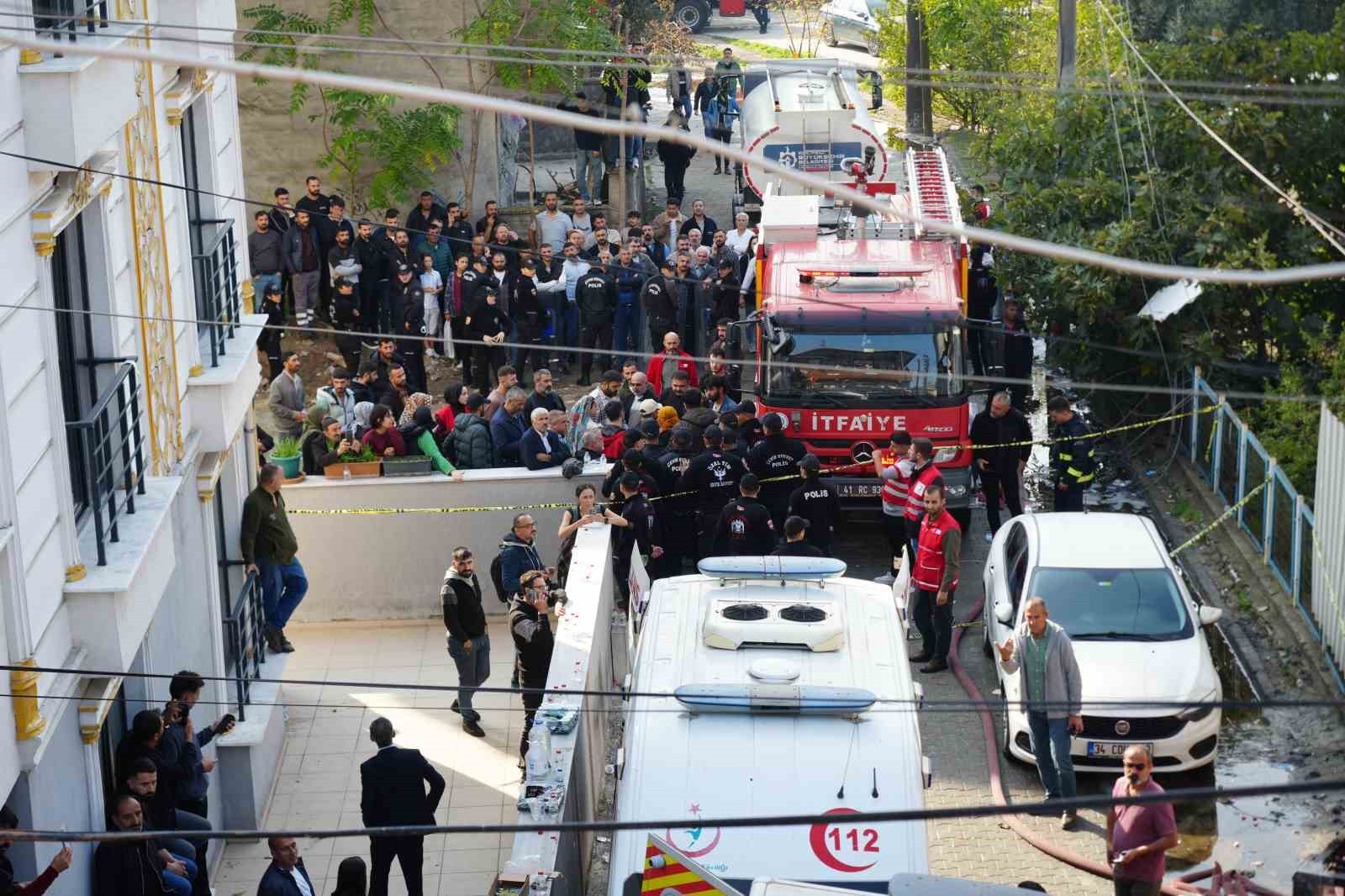 KOCAELİ'NİN DİLOVASI İLÇESİNDE PARFÜM DOLUM TESİSİNDE 6 KİŞİNİN HAYATINI KAYBETTİĞİ, 4 KİŞİNİN...