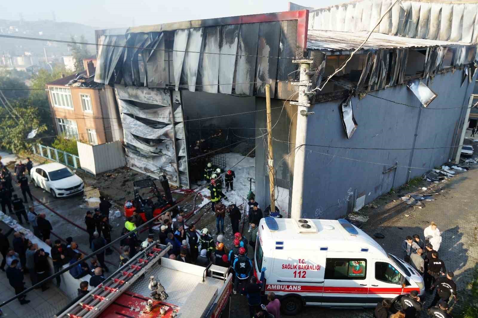 KOCAELİ'NİN DİLOVASI İLÇESİNDE PARFÜM DOLUM TESİSİNDE ÇIKAN YANGININ AKARYAKIT İSTASYONUNA SİRAYET...