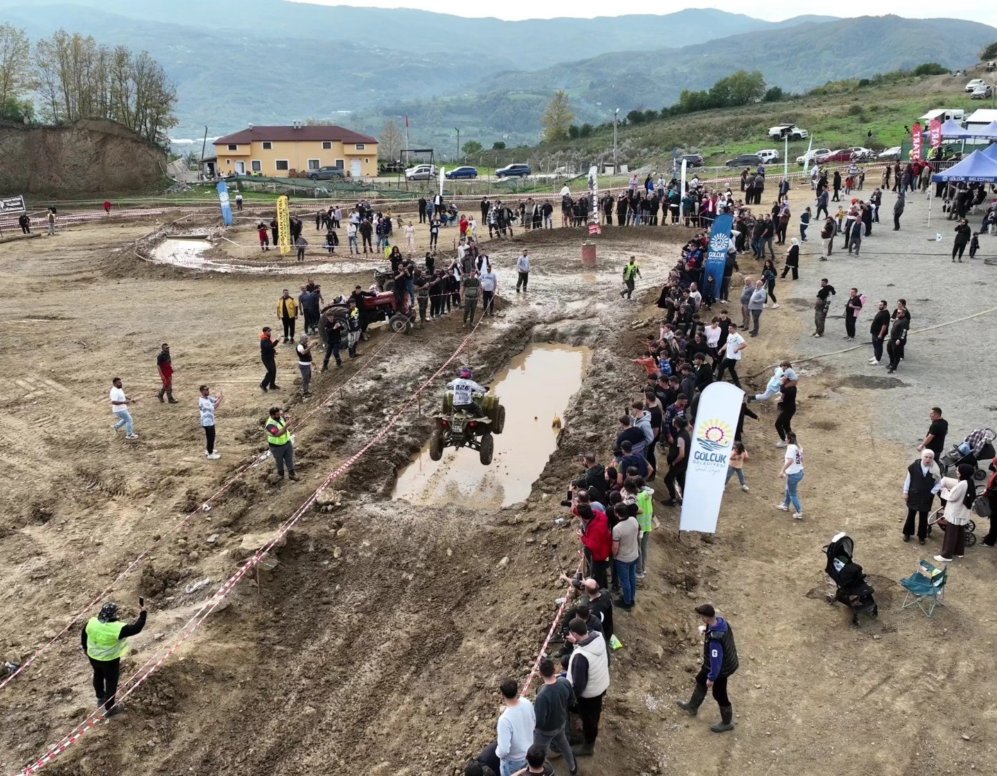 KOCAELİ'NİN GÖLCÜK İLÇESİNDE DÜZENLENEN TÜRKİYE 2. GELENEKSEL ATV YARIŞLARI, ZORLU PARKURDA NEFES...