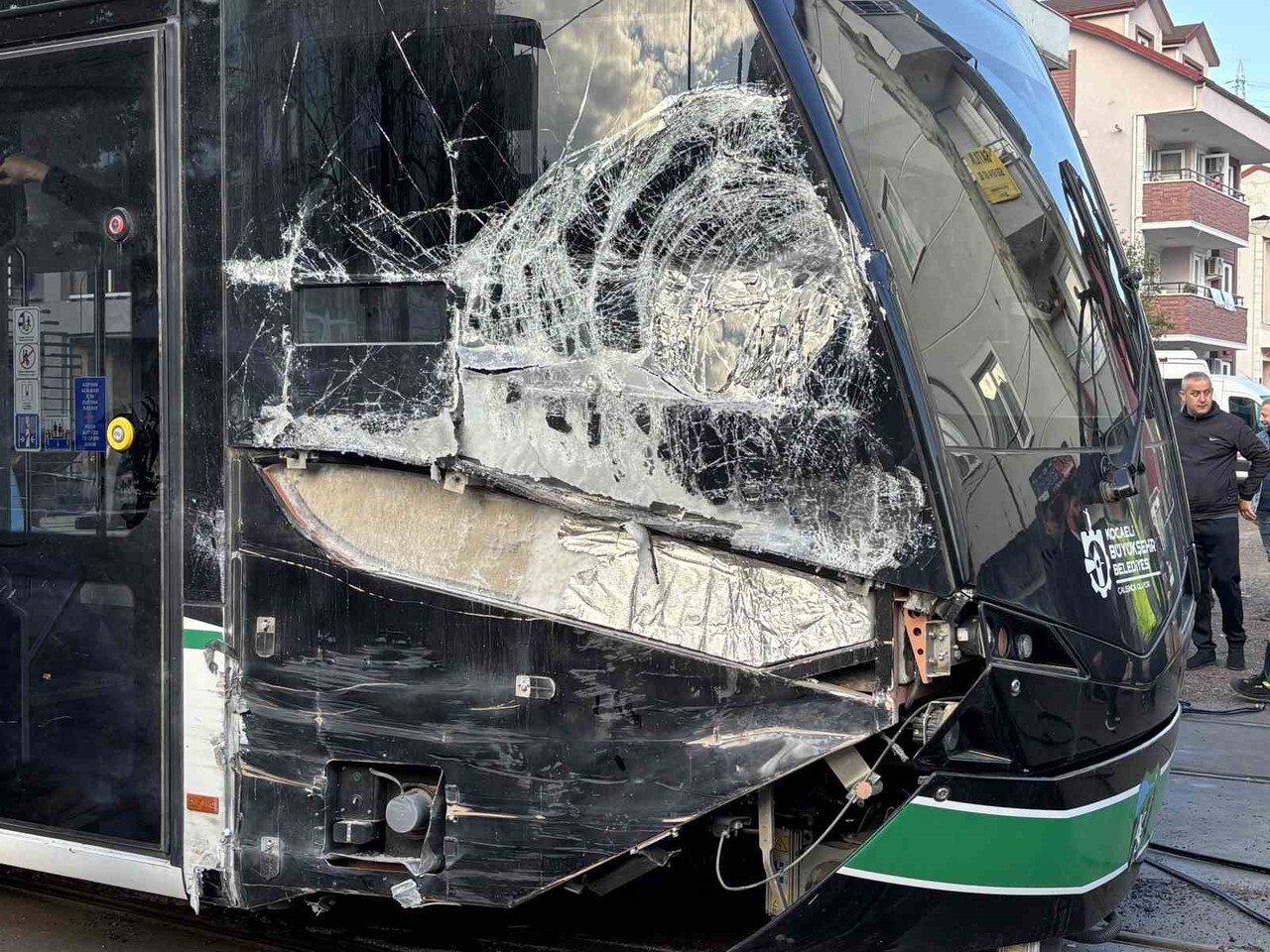 KOCAELİ'NİN İZMİT İLÇESİNDE BELEDİYEYE AİT ÇÖP KAMYONUNUN ÇARPTIĞI TRAMVAYIN İLK VAGONU RAYDAN...