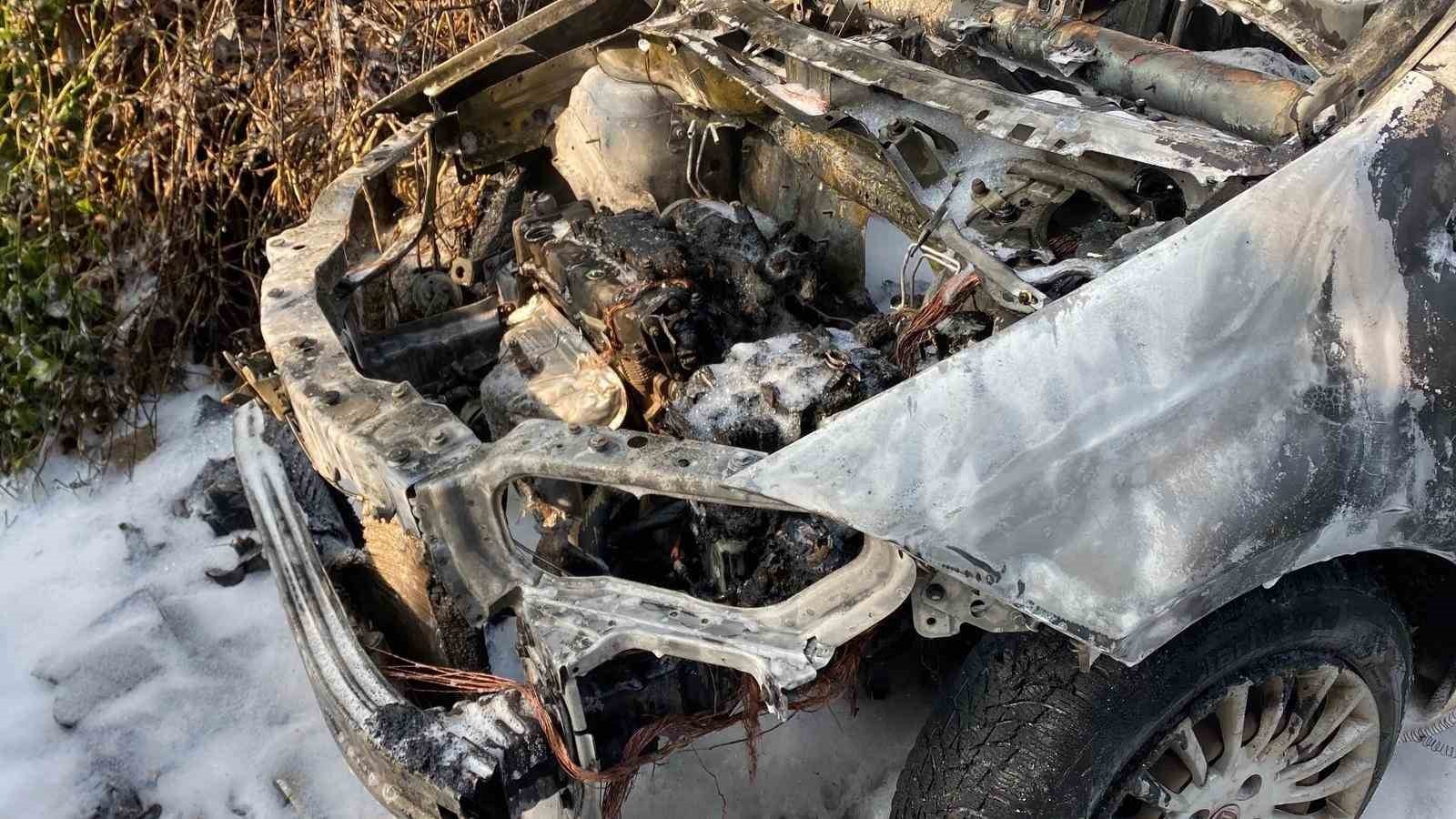 KOCAELİ'NİN İZMİT İLÇESİNDE YAKIT ALINDIKTAN SONRA PARK EDİLEN OTOMOBİL ALEV ALDI. YANGIN, YANINDA...