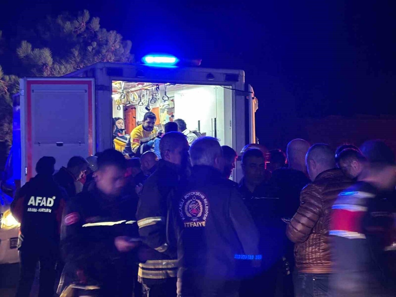 KOCAELİ'NİN KANDIRA İLÇESİ KEFKEN AÇIKLARINDA YANGIN ÇIKAN YABANCI MENŞELİ GEMİDEKİ 25 PERSONEL...
