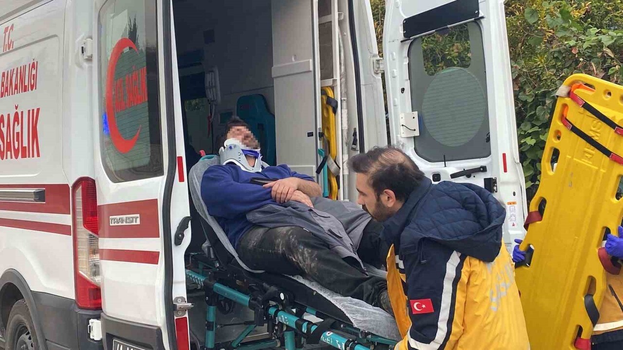 KOCAELİ'NİN KÖRFEZ İLÇESİNDE PANELVAN İLE ÇARPIŞAN MOTOSİKLETLİ YERE SAVRULARAK...