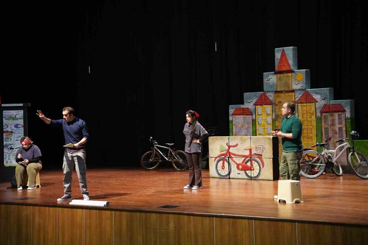 KOCAELİ BÜYÜKŞEHİR BELEDİYESİ, "İKİ TEKER BİR RÜYA" ADLI TİYATRO OYUNUYLA ÇOCUKLARA BİSİKLET...