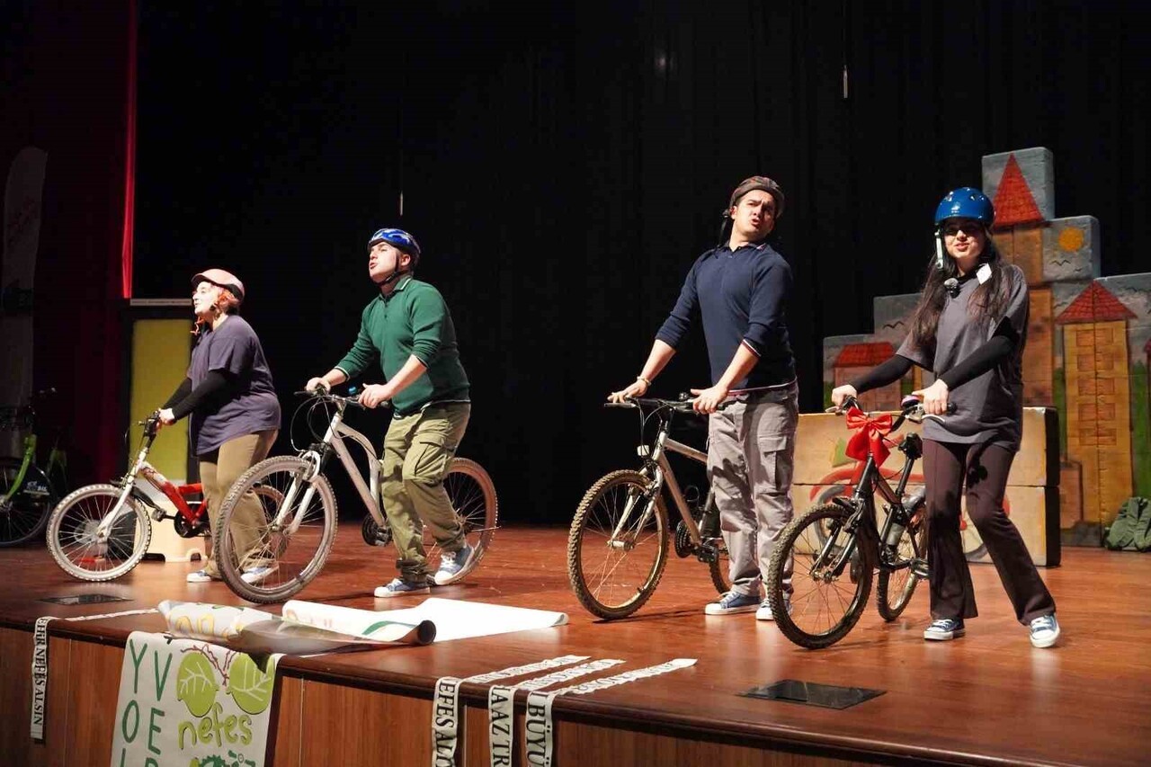 KOCAELİ BÜYÜKŞEHİR BELEDİYESİ, "İKİ TEKER BİR RÜYA" ADLI TİYATRO OYUNUYLA ÇOCUKLARA BİSİKLET...