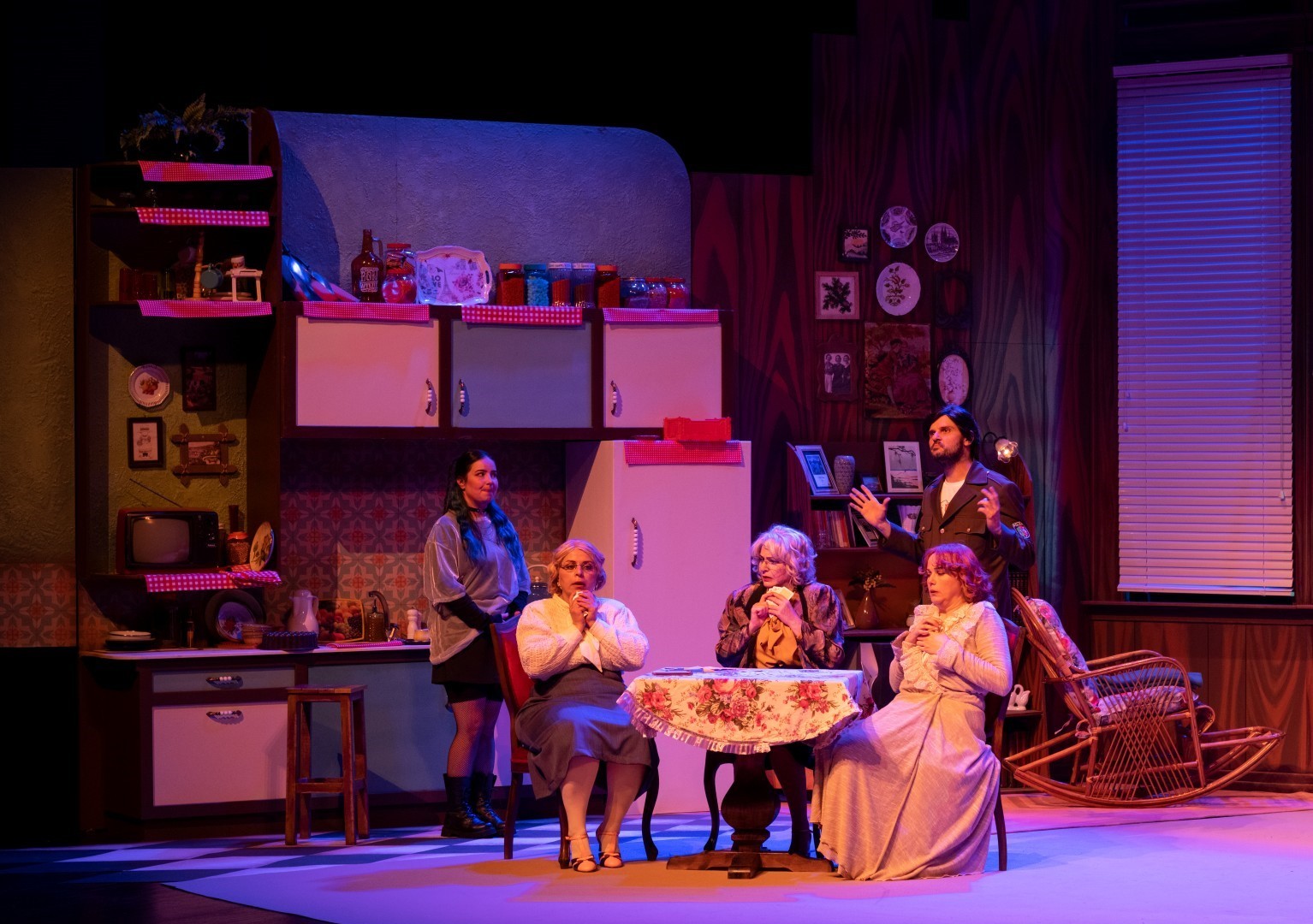 KOCAELİ BÜYÜKŞEHİR BELEDİYESİ ŞEHİR TİYATROLARI (KŞT), "ÜÇ JOKERLİ KONKEN" ADLI OYUNUYLA ADANA...