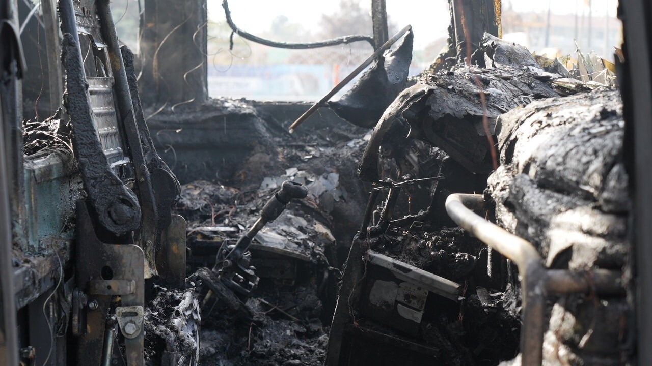 KOCAELİ D100 KARAYOLU'NDA YENİ ALINAN VE BAKIMDAN ÇIKARILAN OTOBÜS ALEVLERE TESLİM OLDU. MEYDANA...