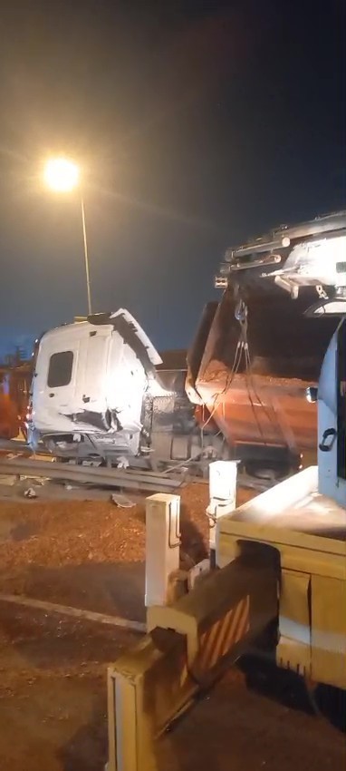 KOCAELİ’NİN BAŞİSKELE İLÇESİNDE VİRAJI ALAMAYAN YONGA YÜKLÜ TIR DEVRİLDİ, SÜRÜCÜSÜ ŞANS ESERİ YARA...