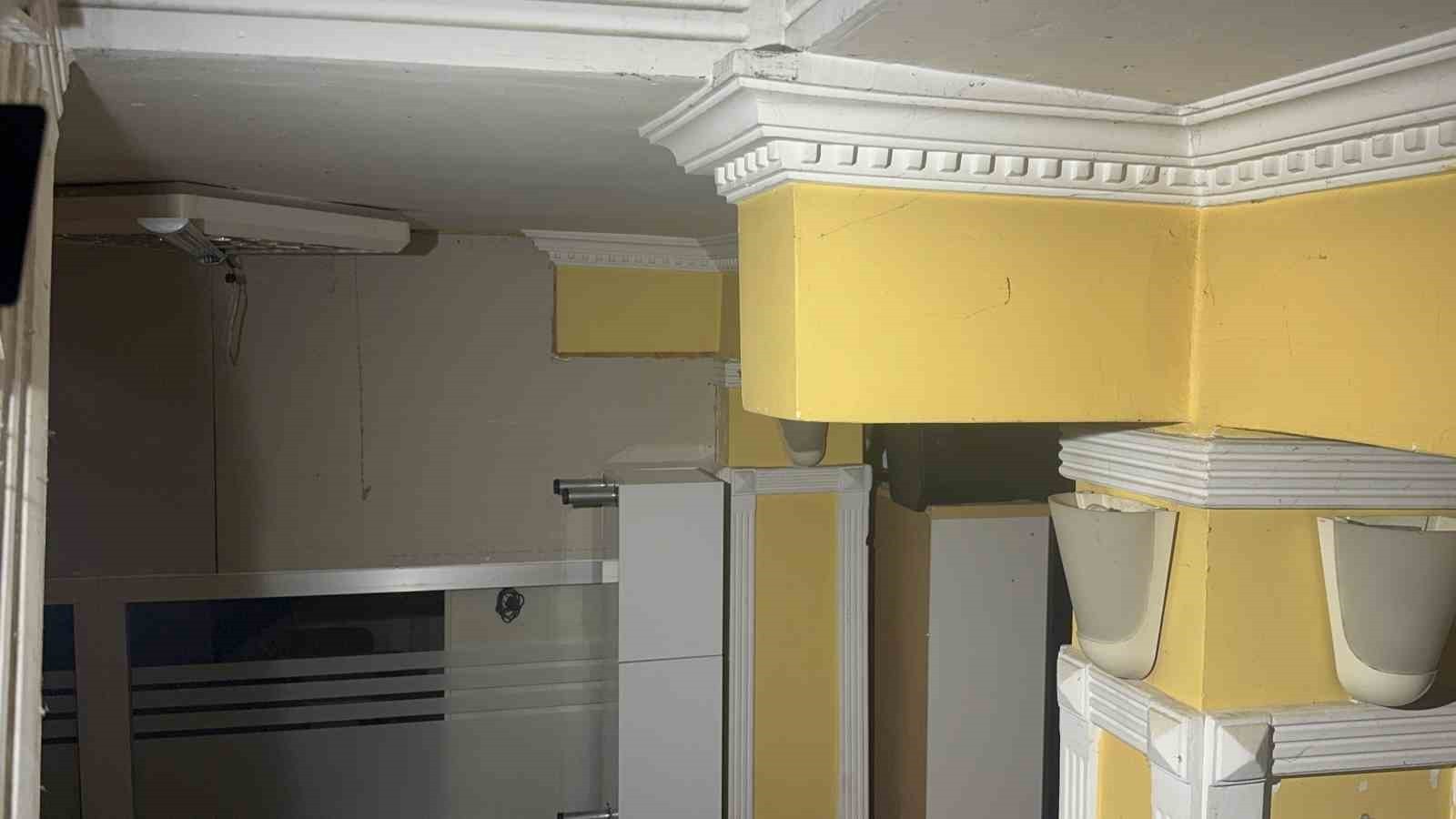 KOCAELİ’NİN ÇAYIROVA İLÇESİNDE 4 KATLI BİR BİNANIN KOLONLARINDA MEYDANA GELEN ÇATLAK KORKUYA SEBEP...