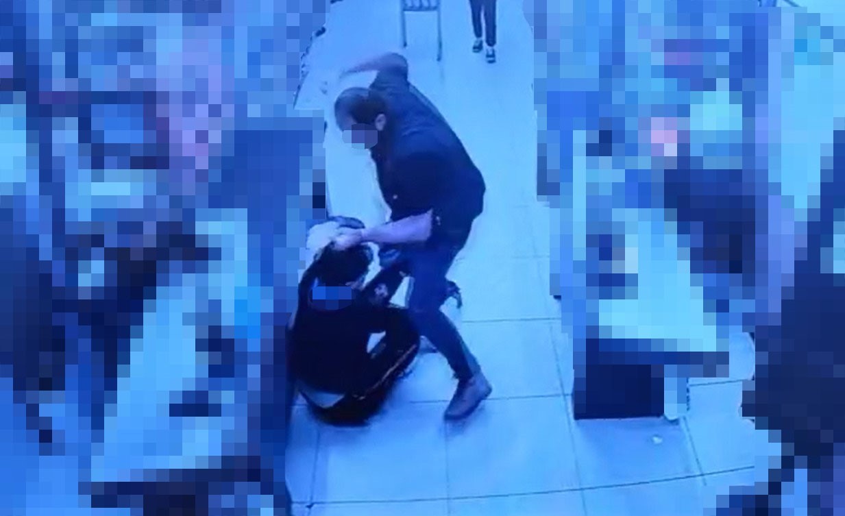 KOCAELİ’NİN KÖRFEZ İLÇESİNDE BİR MARKETTE, ÇOCUKLA KASİYER ARASINDA "ŞEKER DÖKME" MESELESİ...