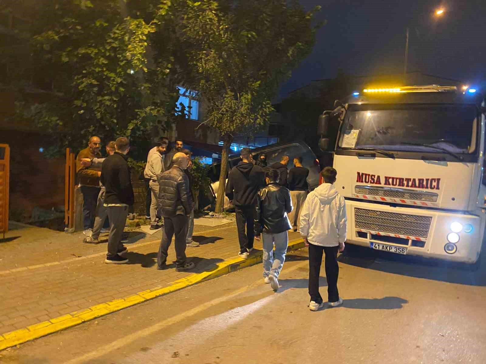 KOCAELİ’NİN KÖRFEZ İLÇESİNDE MEYDANA GELEN TRAFİK KAZASINDA İKİ ARAÇ KAFA KAFAYA ÇARPIŞTI....