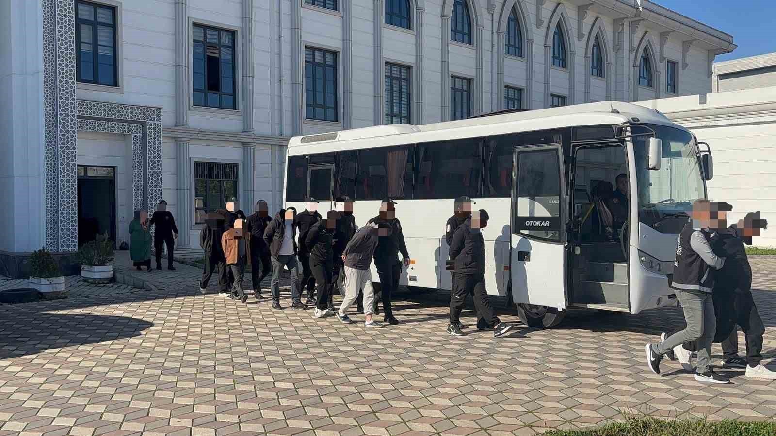 KOCAELİ’NİN KÖRFEZ İLÇESİNDE OTOMOBİLİNDE ERCAN KAVŞUT’U (32), BIÇAKLAYARAK ÖLDÜREN B.E....