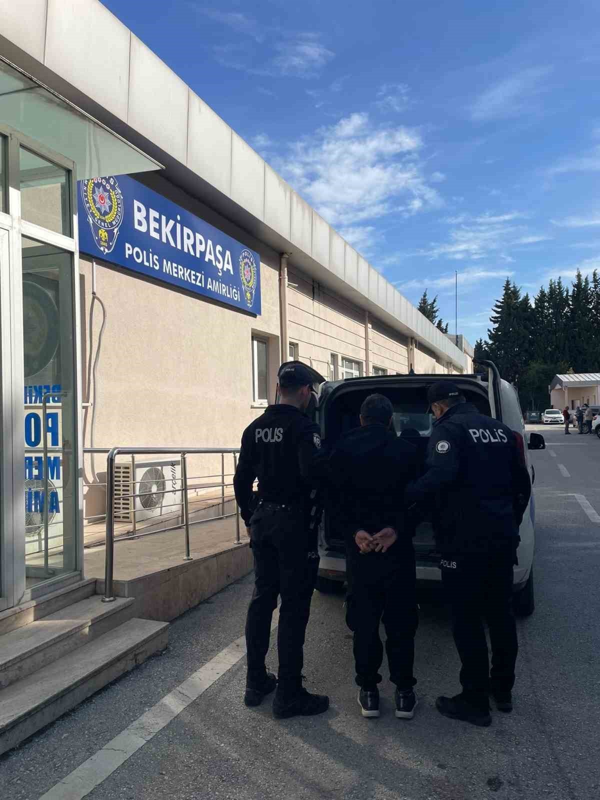 KOCAELİ ŞEHİRLERARASI OTOBÜS TERMİNALİ'NDE POLİS EKİPLERİNİN DURUMUNDAN ŞÜPHELENDİĞİ ŞAHSIN...