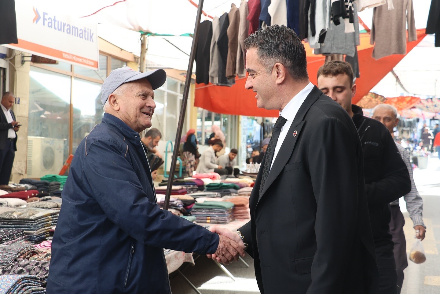 KOÇARLI BELEDİYE BAŞKANI ÖZGÜR ARICI, PAZAR ZİYARETİNDE ESNAF VE VATANDAŞLARLA BİR ARAYA GELEREK...