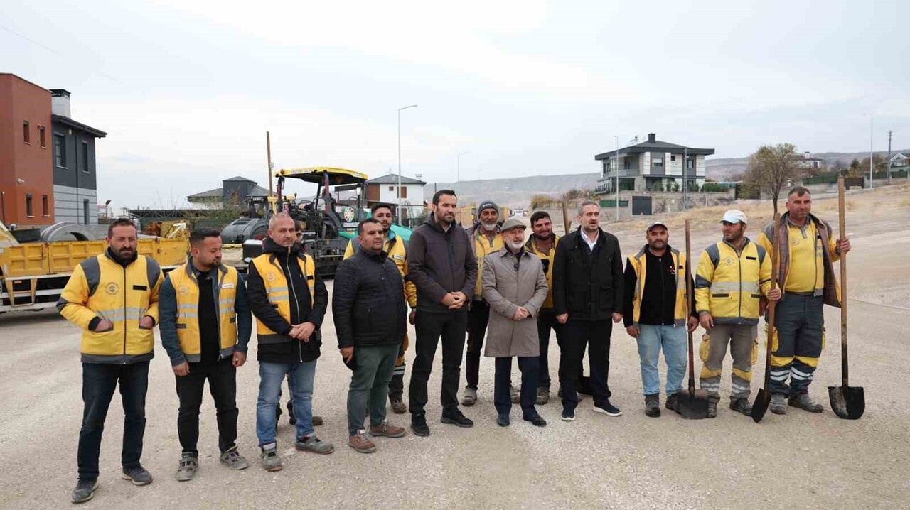 KOCASİNAN BELEDİYE BAŞKANI AHMET ÇOLAKBAYRAKDAR, ERKİLET GENERALEMİR MAHALLESİ’NDEKİ ANAYOL...