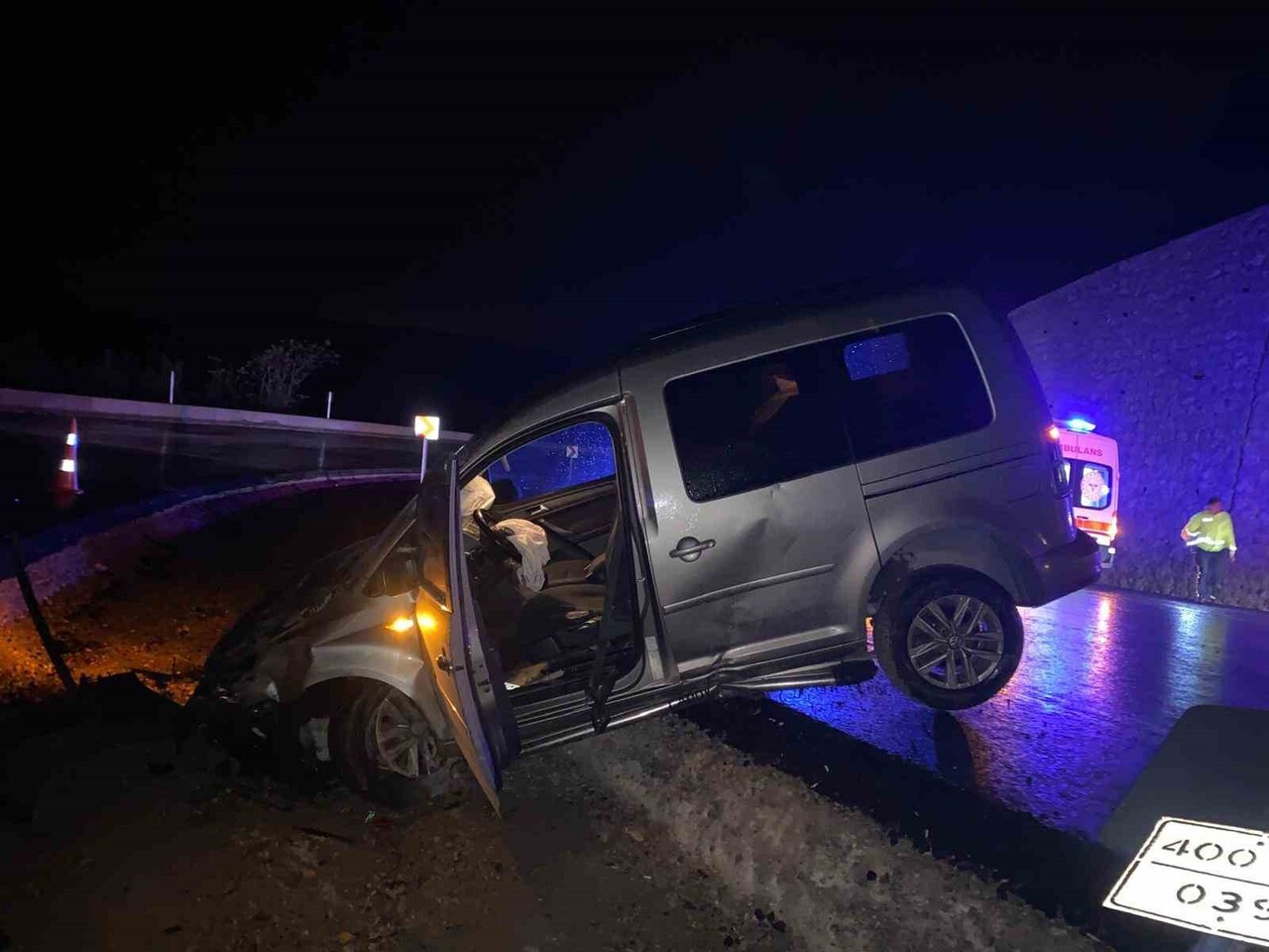 KONTROLDEN ÇIKAN ARAÇ TRAFİK LEVHALARINA ÇARPTI: 2 YARALI