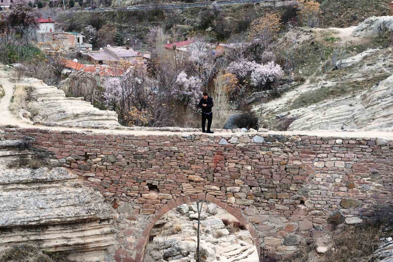 KONYA'DA, ÇOK SAYIDA MEDENİYETİN İZLERİNİ TAŞIYAN SİLLE MAHALLESİNDE SU KEMERİ OLARAK YAPILDIKTAN...